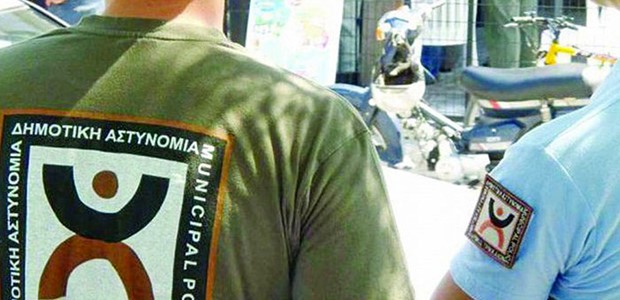 Πήγε να… πατήσει δημοτικό αστυνομικό στο κέντρο της πόλης!